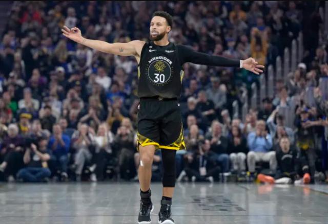 英超直播-末节16分爆发为时已晚 库里复出之战有些慢热