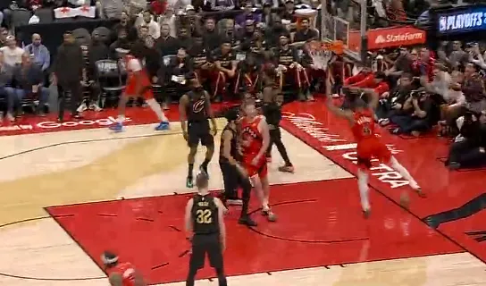 NBA直播-巴恩斯反击双手暴扣，猛龙打出8-3开局骑士叫出暂停