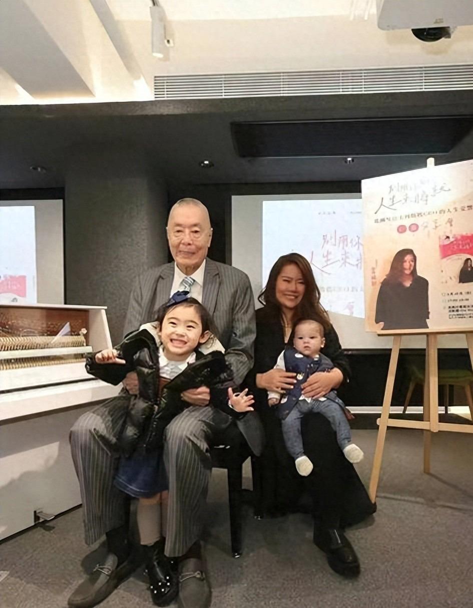 欧冠直播-87岁刘诗昆：住美国600平豪宅，和三婚妻子儿女双全，享天伦之乐